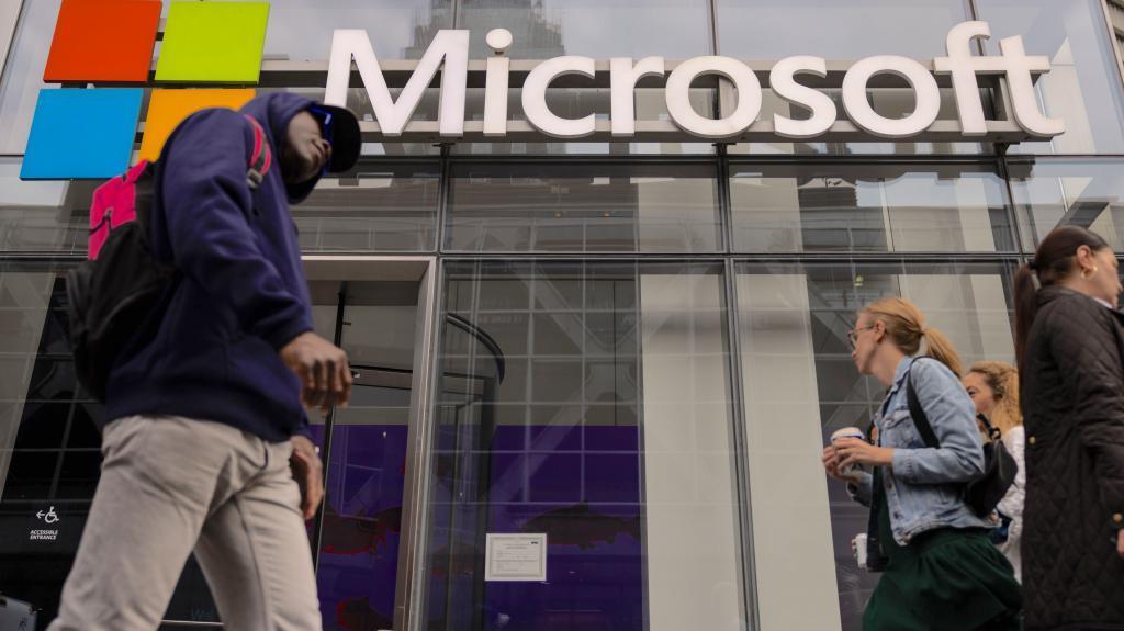 又同日发财报，微软笑，谷歌哭