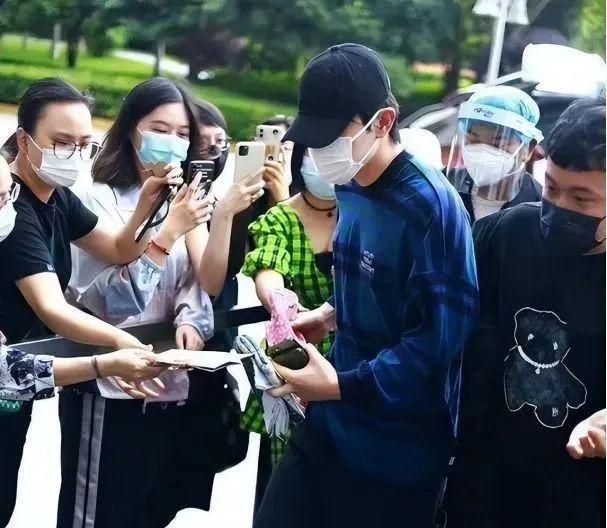 邓伦封杀一年后大变样！30岁的他，这回真的认不出来了