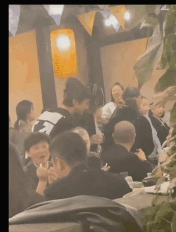 乌镇这一晚：冯小刚黄磊李冰冰现身，一场敬酒全是「论资排辈」