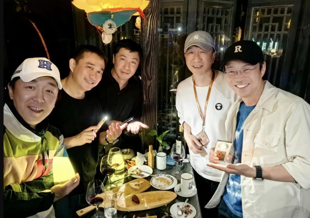 乌镇这一晚：冯小刚黄磊李冰冰现身，一场敬酒全是「论资排辈」
