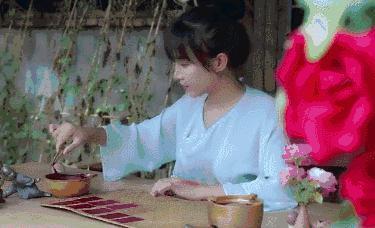 她还能上桌？