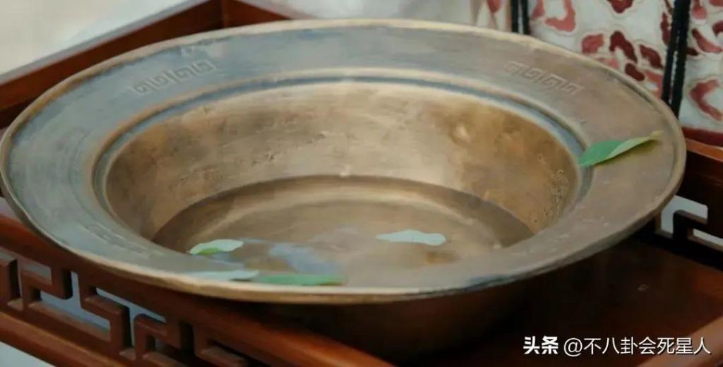 《熹妃传》开播！何润东油腻、何泓姗仪态差、黄圣依斗鸡眼明显