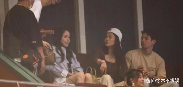 曝萧亚轩与小15岁帅哥恋情，男方背景强大、是微软员工，私照帅气