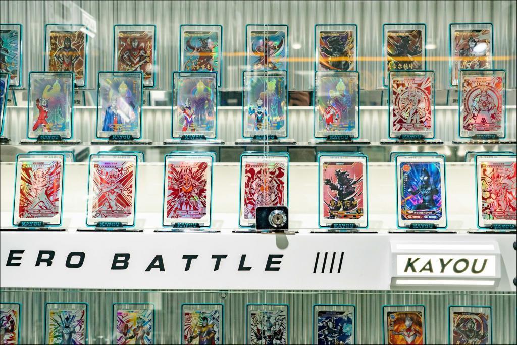 成本不到1毛，却一年赚走15亿：风靡学生圈的“奥特曼卡”，正走向失控