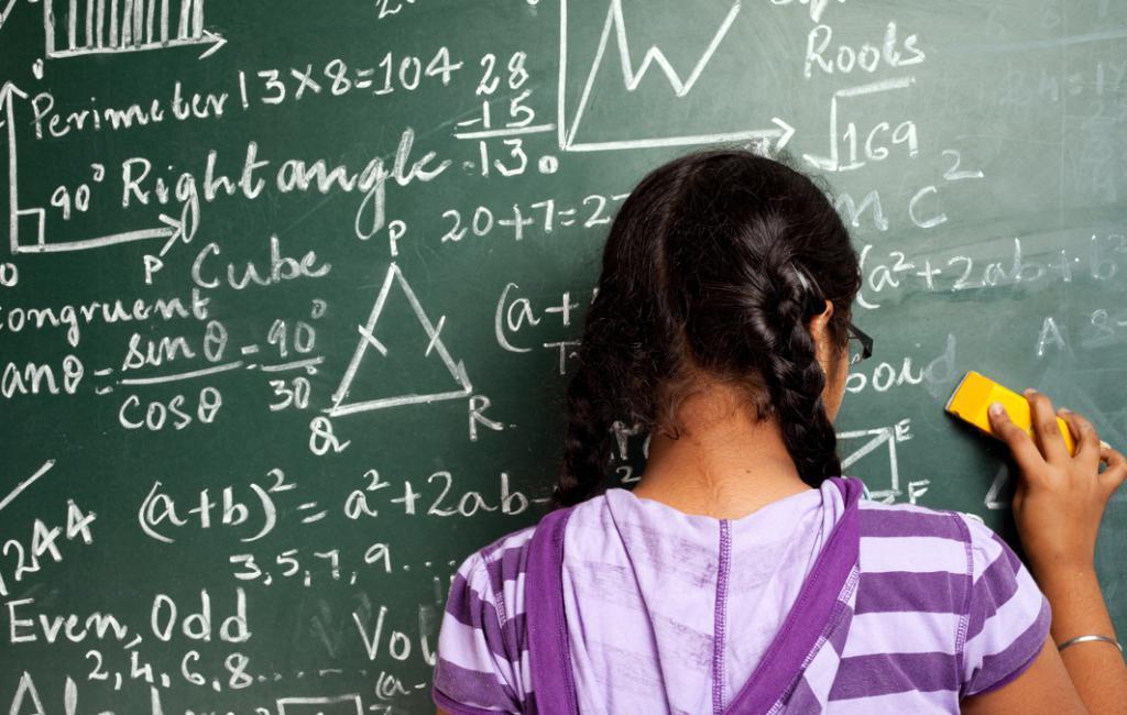 智能手机的伪降价与真出海，大模型最终成为救命草？