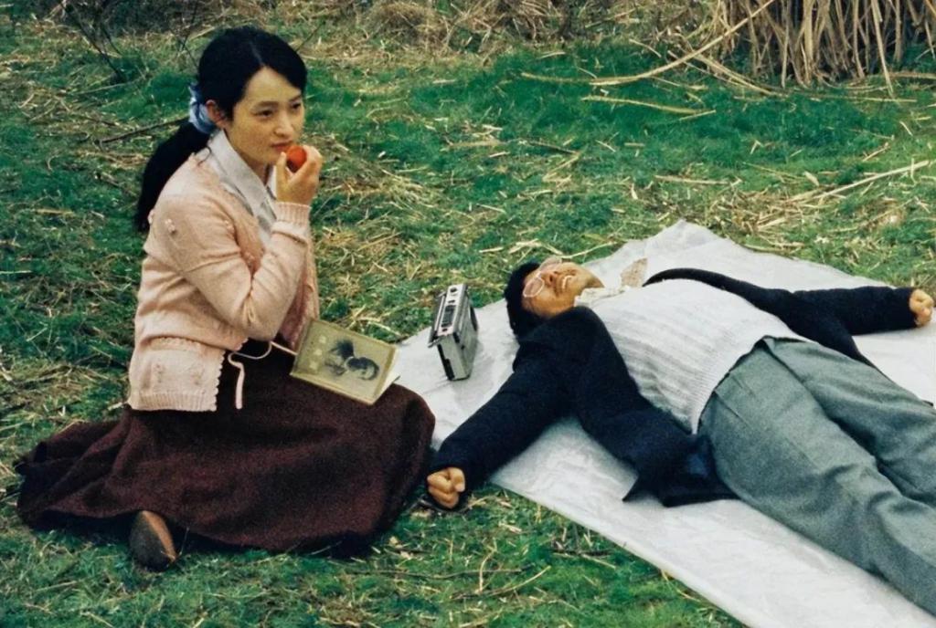 河边的错误：幺四婆撅着递鞭子剧情引争议，网友：不尊重女性