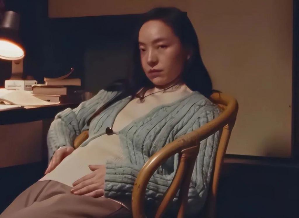 河边的错误：幺四婆撅着递鞭子剧情引争议，网友：不尊重女性
