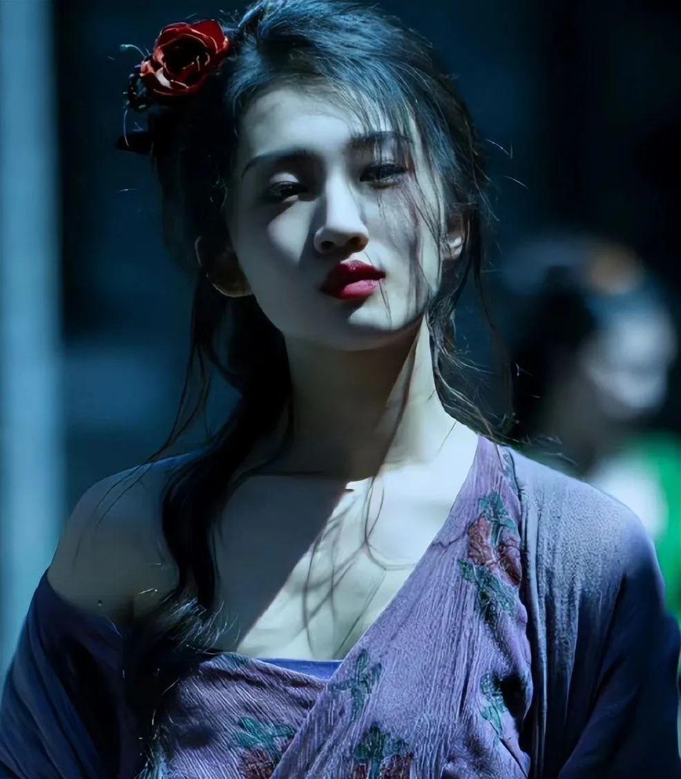 河边的错误：幺四婆撅着递鞭子剧情引争议，网友：不尊重女性