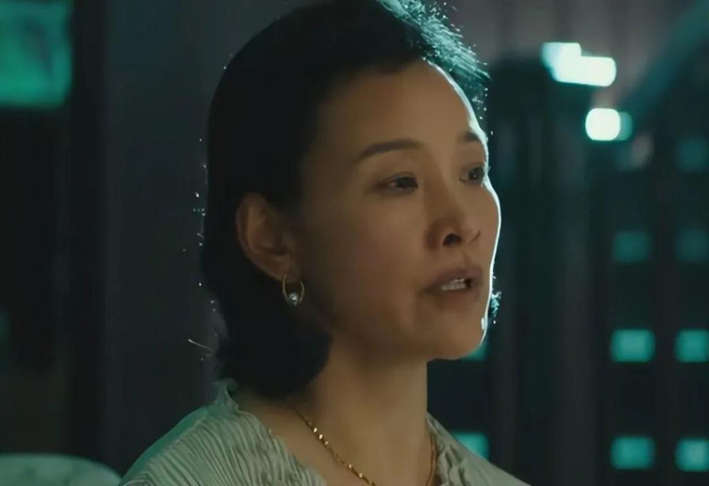 河边的错误：幺四婆撅着递鞭子剧情引争议，网友：不尊重女性