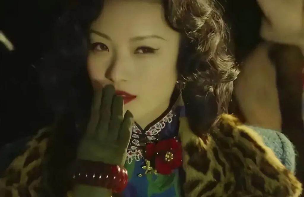 河边的错误：幺四婆撅着递鞭子剧情引争议，网友：不尊重女性