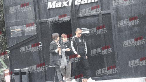 章子怡离婚，网友集体冲进撒贝宁评论区，各种神评太好笑了