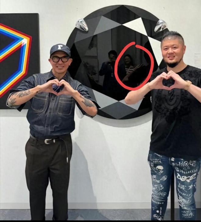 大S带老妈捧场具俊晔画展，夫妻俩“同框”合影素颜显憔悴