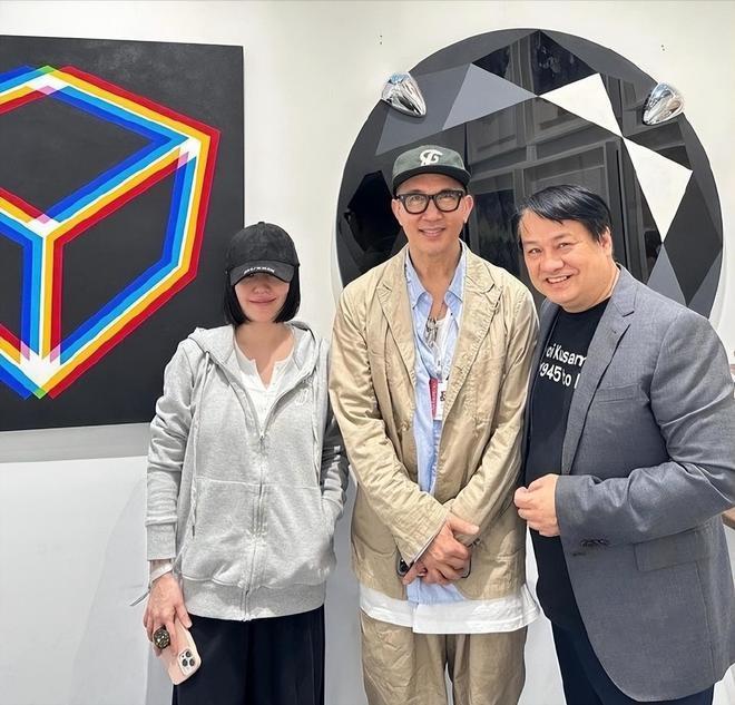 大S带老妈捧场具俊晔画展，夫妻俩“同框”合影素颜显憔悴