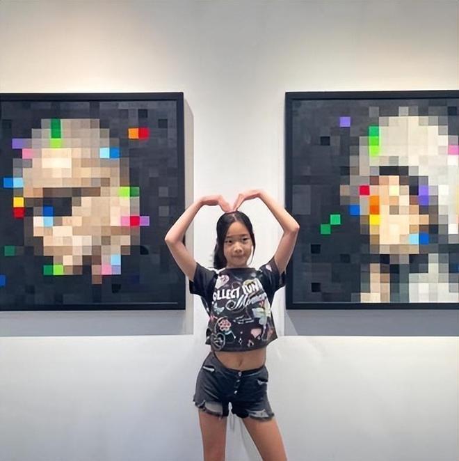 大S带老妈捧场具俊晔画展，夫妻俩“同框”合影素颜显憔悴