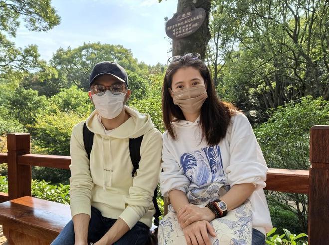 张智霖夫妇现身普陀山！张智霖白发冷脸，发文疑暗指不顺