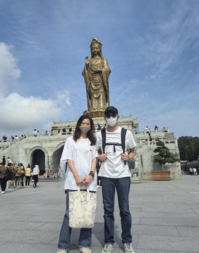 张智霖夫妇现身普陀山！张智霖白发冷脸，发文疑暗指不顺