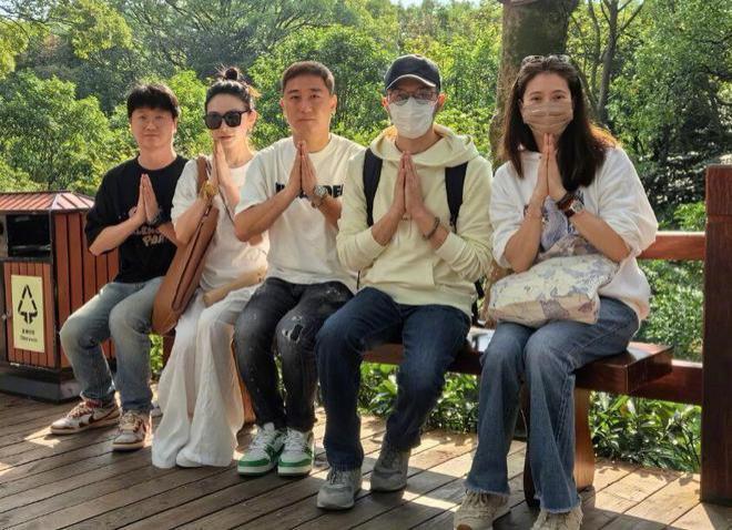 张智霖夫妇现身普陀山！张智霖白发冷脸，发文疑暗指不顺