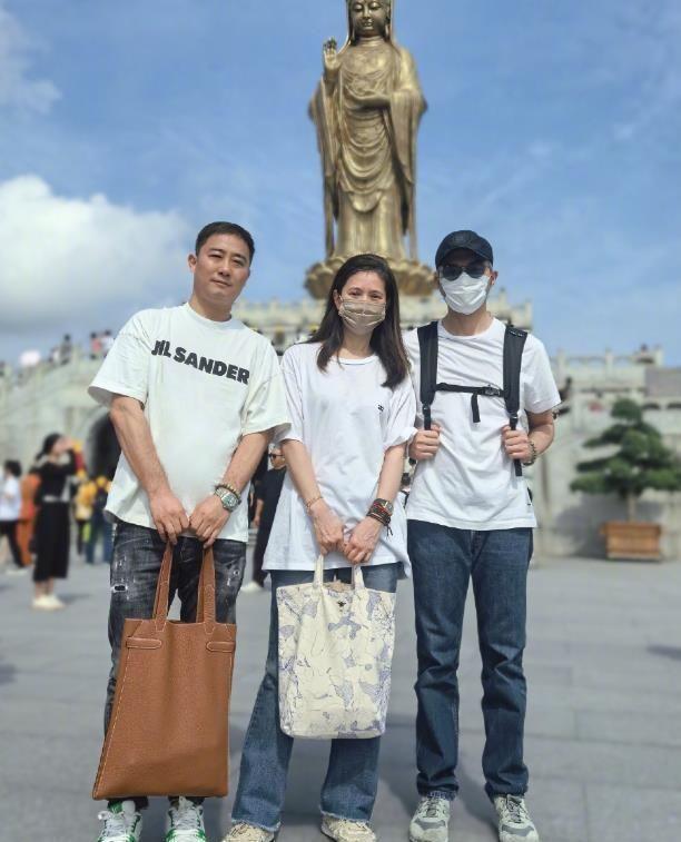 张智霖夫妇现身普陀山！张智霖白发冷脸，发文疑暗指不顺