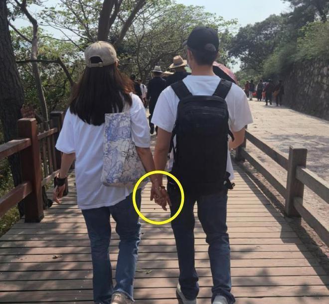 张智霖夫妇现身普陀山！张智霖白发冷脸，发文疑暗指不顺