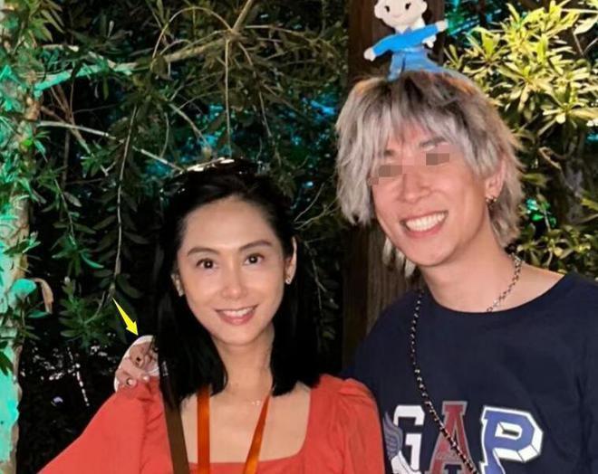 51岁朱茵被偶遇一身行头过万 网友合影姿势被吐槽