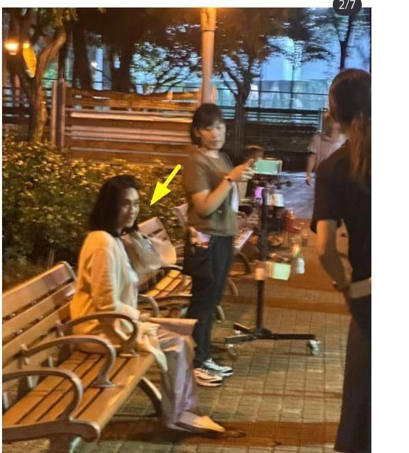 51岁朱茵被偶遇一身行头过万 网友合影姿势被吐槽