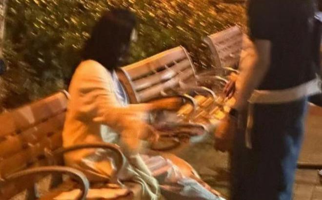 51岁朱茵被偶遇一身行头过万 网友合影姿势被吐槽