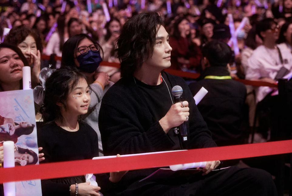 好久不见戚薇的女儿Lucky了，越来越像李承铉啦？