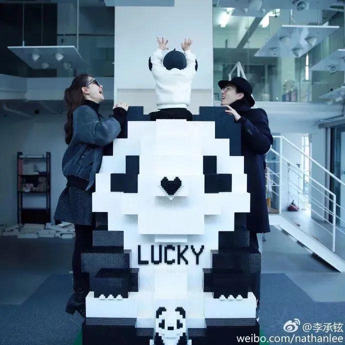 好久不见戚薇的女儿Lucky了，越来越像李承铉啦？