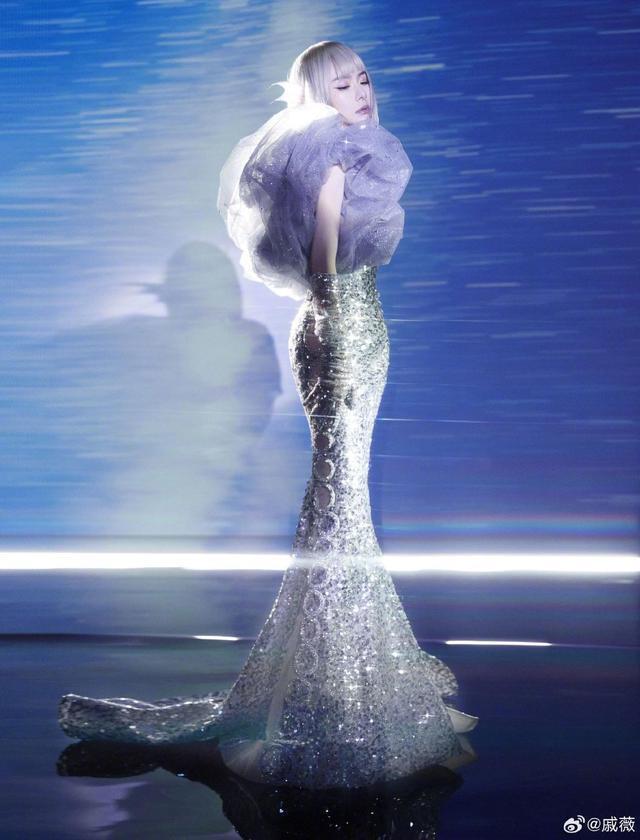 戚薇连晒25张美照为自己庆生 戴金发秀水蛇腰似漫画少女