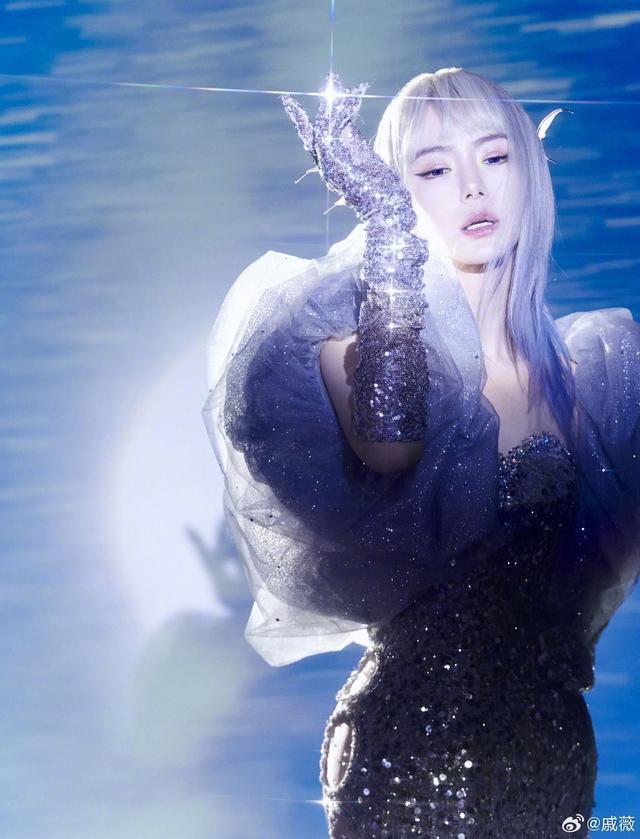 戚薇连晒25张美照为自己庆生 戴金发秀水蛇腰似漫画少女