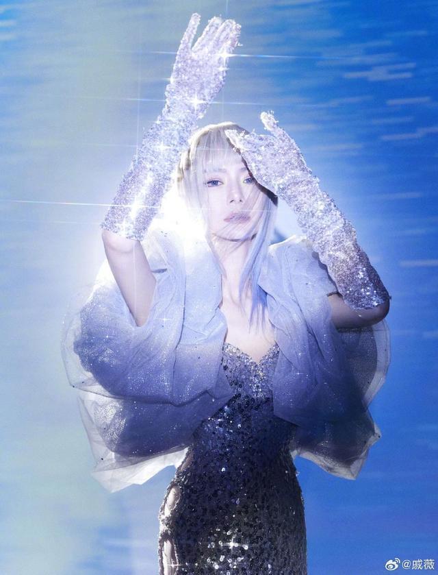 戚薇连晒25张美照为自己庆生 戴金发秀水蛇腰似漫画少女