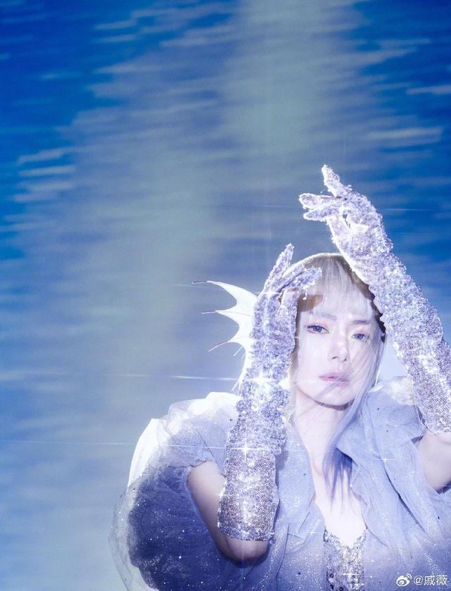 戚薇连晒25张美照为自己庆生 戴金发秀水蛇腰似漫画少女