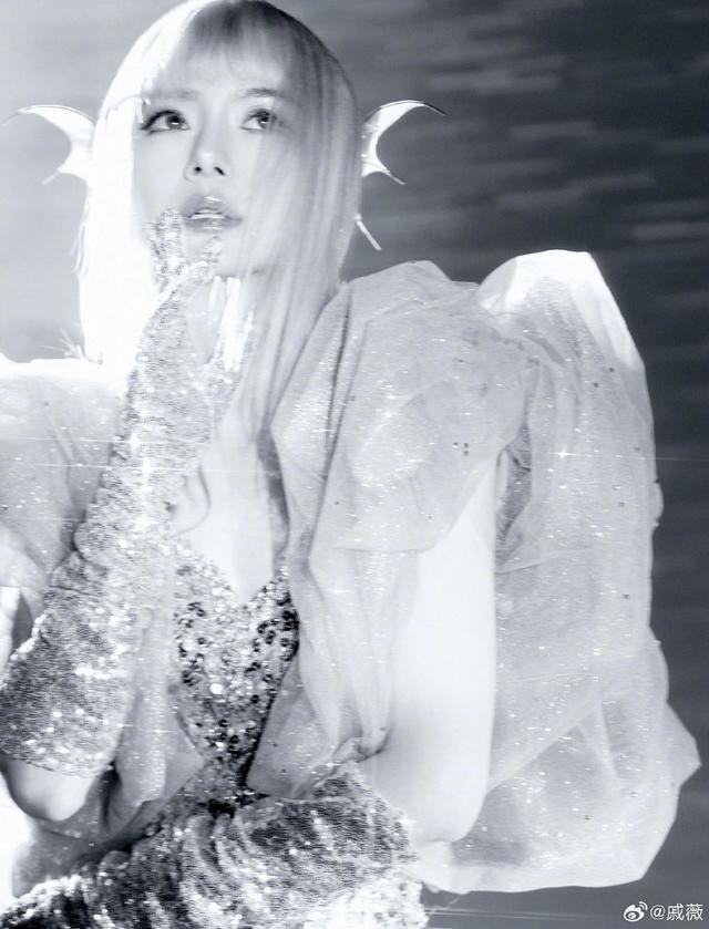 戚薇连晒25张美照为自己庆生 戴金发秀水蛇腰似漫画少女