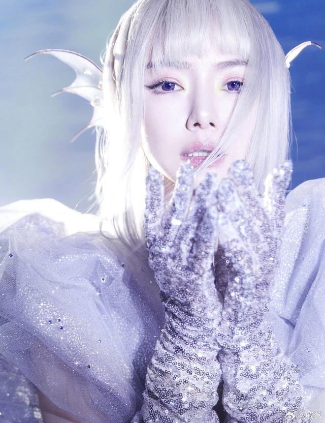 戚薇连晒25张美照为自己庆生 戴金发秀水蛇腰似漫画少女