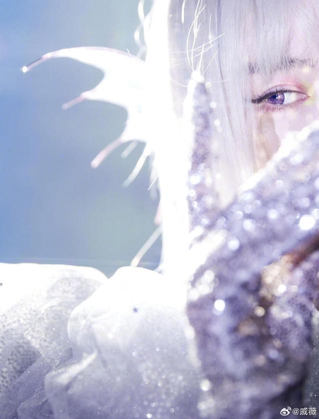 戚薇连晒25张美照为自己庆生 戴金发秀水蛇腰似漫画少女