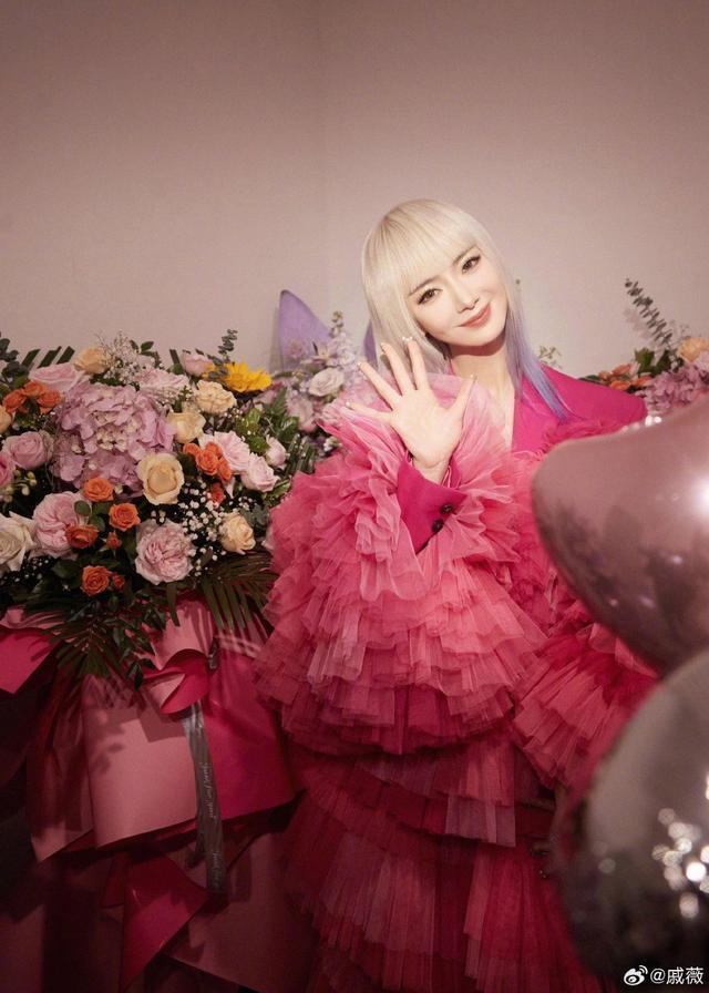 戚薇连晒25张美照为自己庆生 戴金发秀水蛇腰似漫画少女