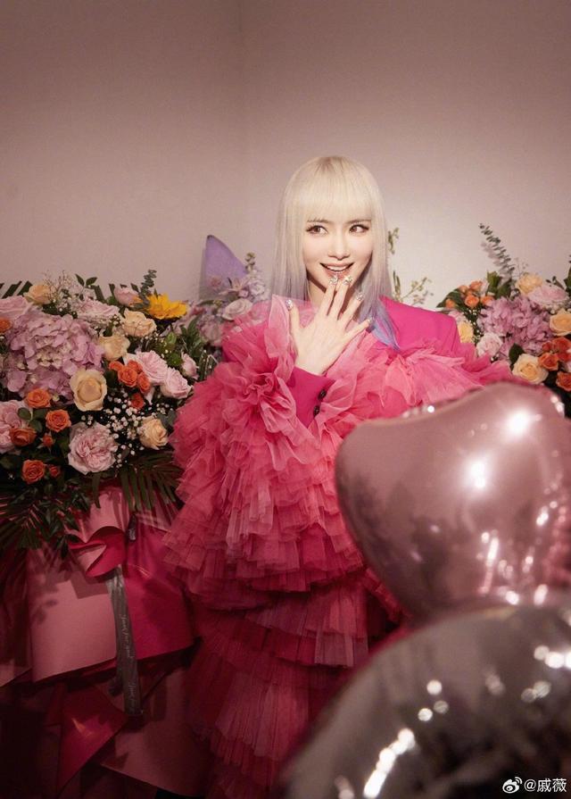 戚薇连晒25张美照为自己庆生 戴金发秀水蛇腰似漫画少女