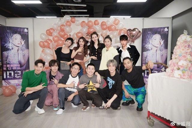 戚薇连晒25张美照为自己庆生 戴金发秀水蛇腰似漫画少女