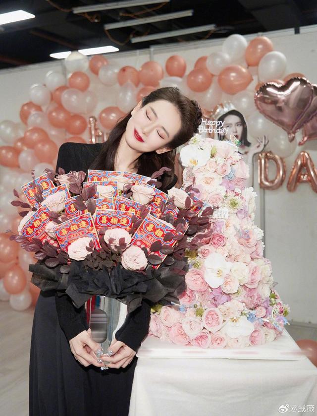 戚薇连晒25张美照为自己庆生 戴金发秀水蛇腰似漫画少女