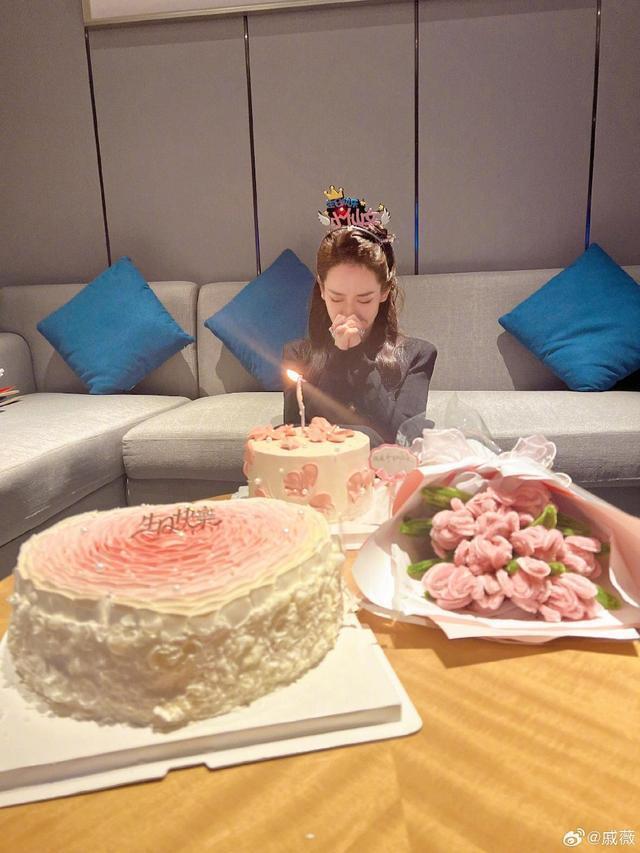 戚薇连晒25张美照为自己庆生 戴金发秀水蛇腰似漫画少女