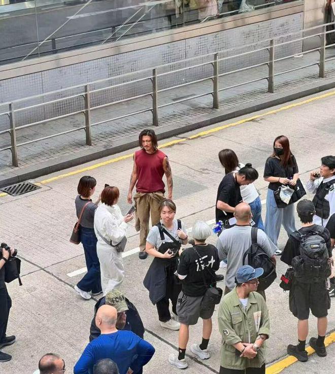 谢霆锋新剧路透造型像流浪汉 与此沙同框暴露身高