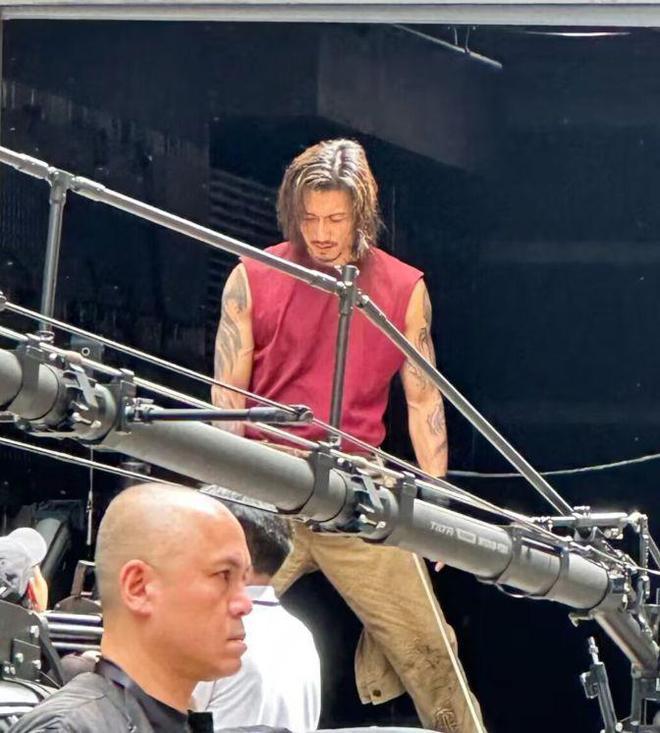 谢霆锋新剧路透造型像流浪汉 与此沙同框暴露身高