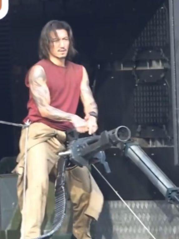 谢霆锋新剧路透造型像流浪汉 与此沙同框暴露身高