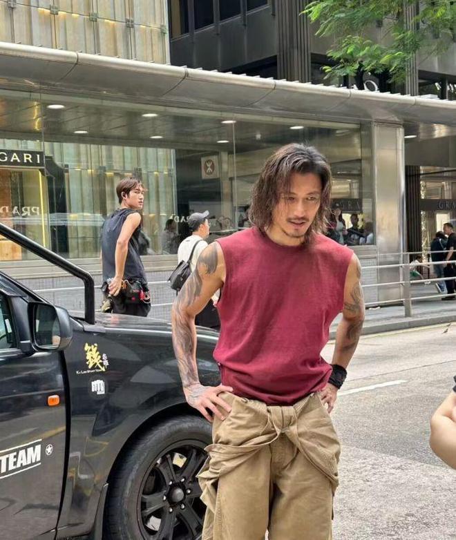 谢霆锋新剧路透造型像流浪汉 与此沙同框暴露身高