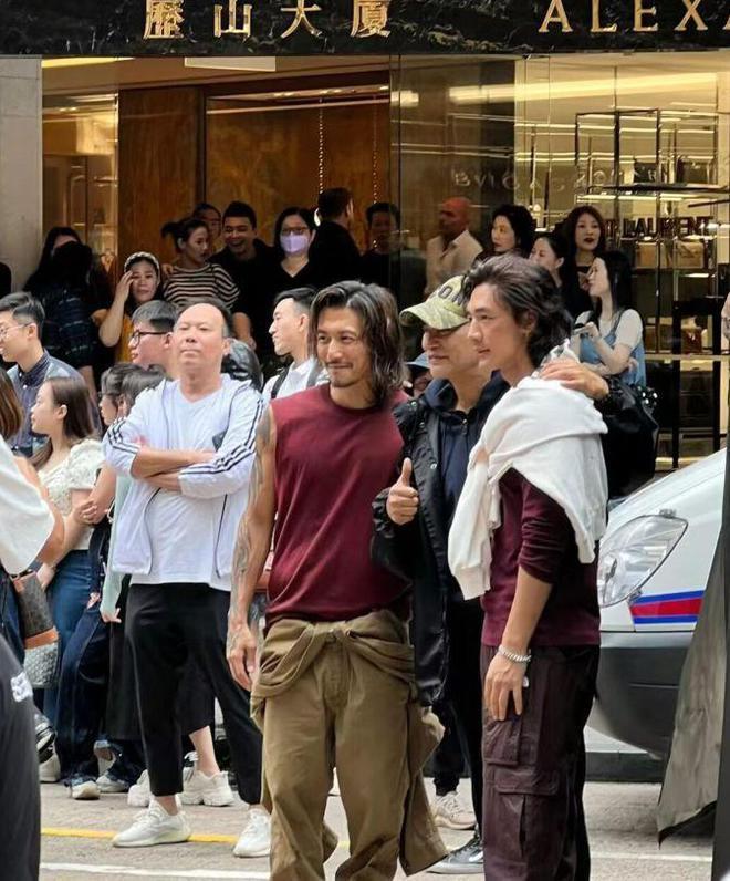 谢霆锋新剧路透造型像流浪汉 与此沙同框暴露身高