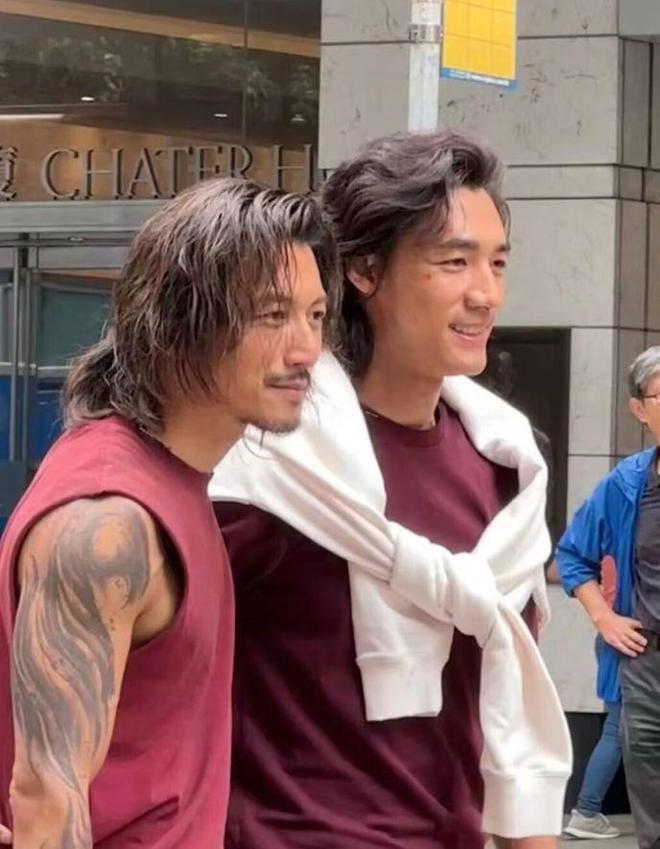 谢霆锋新剧路透造型像流浪汉 与此沙同框暴露身高