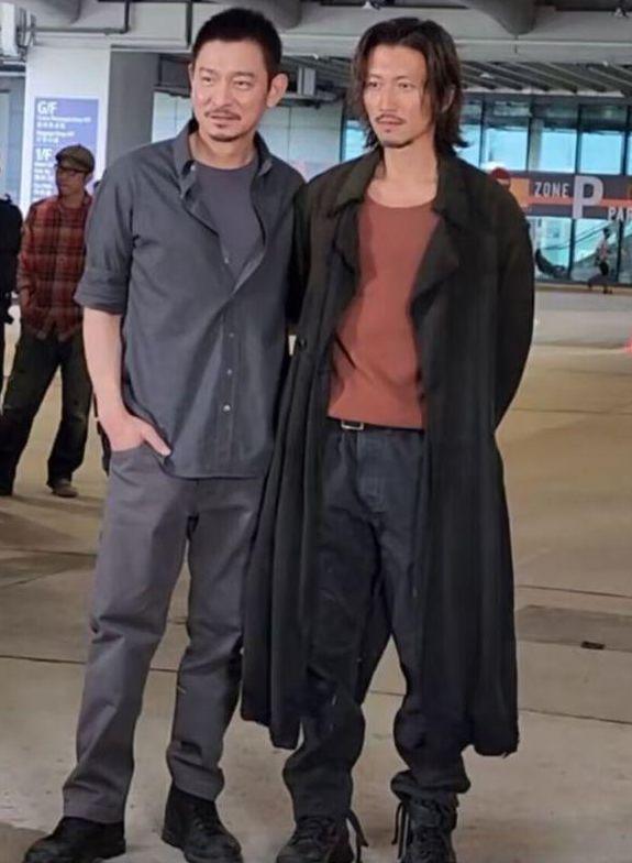 谢霆锋新剧路透造型像流浪汉 与此沙同框暴露身高