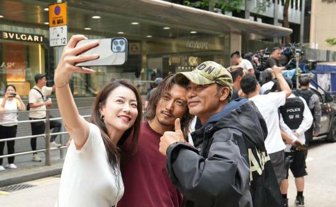 谢霆锋新剧路透造型像流浪汉 与此沙同框暴露身高