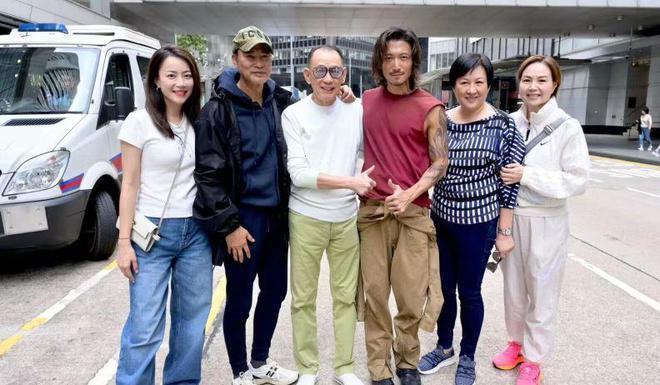 谢霆锋新剧路透造型像流浪汉 与此沙同框暴露身高