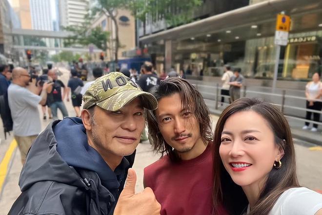 谢霆锋新剧路透造型像流浪汉 与此沙同框暴露身高